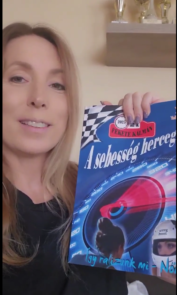 Vogel Adri kezében a Sebesség Hercegnői könyv